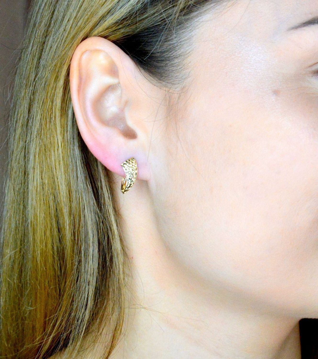 Złote kolczyki 375 angielskie z grawerowaniem KL 3367B 375. Złote kolczyki wykonane z najwyższej jakości żółtego złota, próba 375, waga około 1,07 gram. Kolczyki w minimalistycznym stylu, wpisujące się w obecne trendy modowe..jpg